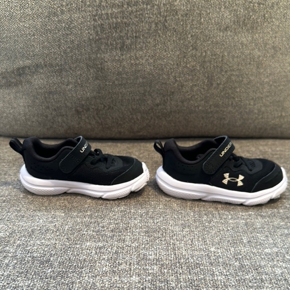 NWOT- Under Armour Black Kids Shoes. Size 6 toddler - Picture 4 of 9
